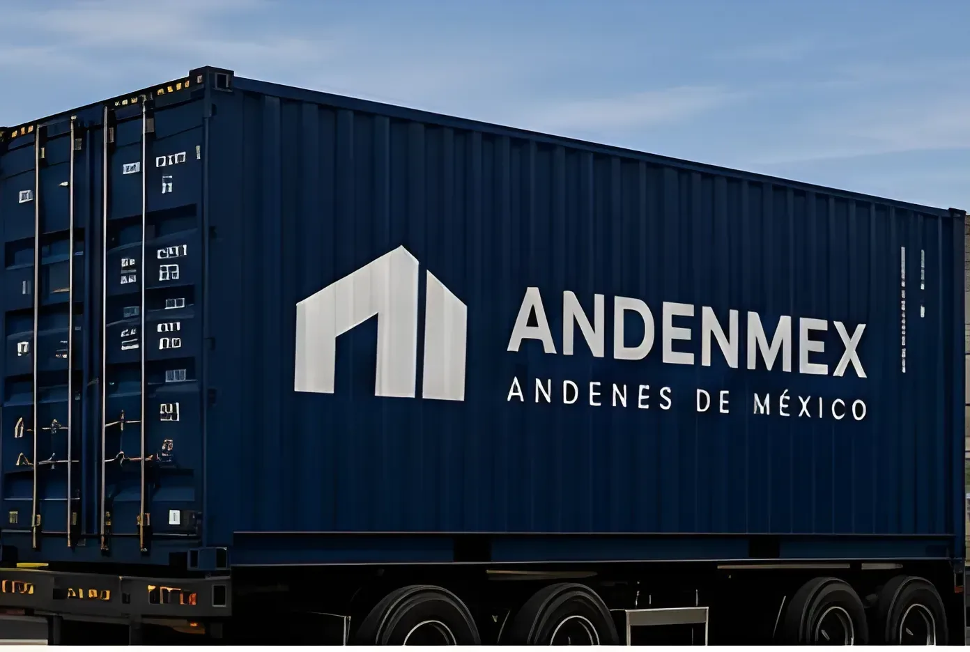 Contenedor con el logotipo de Andenes de México sobre plataforma