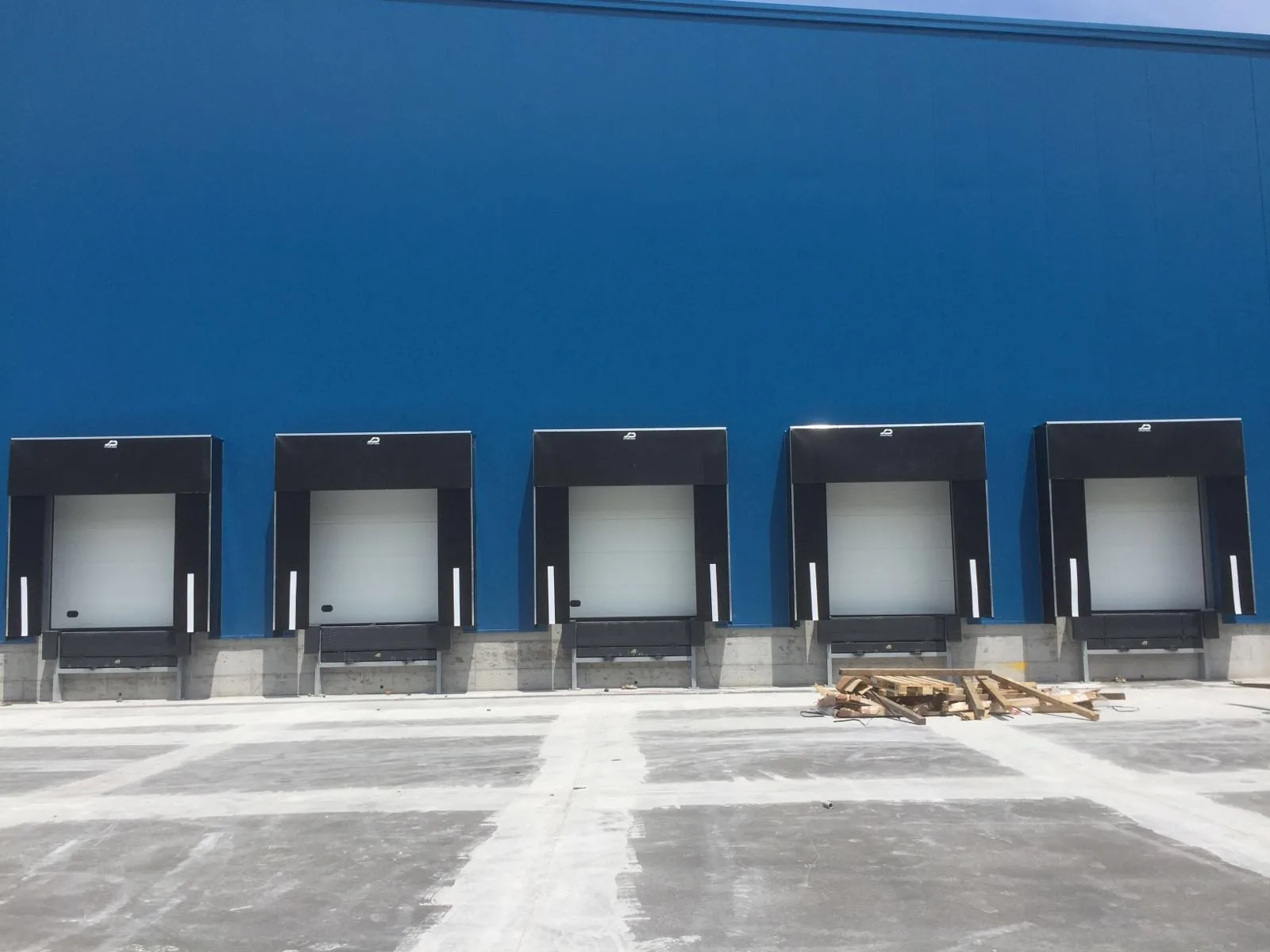 Puertas seccionales industriales con sello de andén en una nave de carga (imagen ilustrativa)